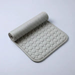 Friska, tapis rafraichissant chien et chat gris, roule, vue studio